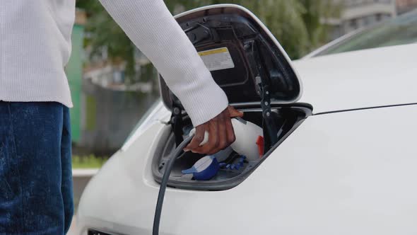 The Process of Disconnecting the Electric Car From the Charger