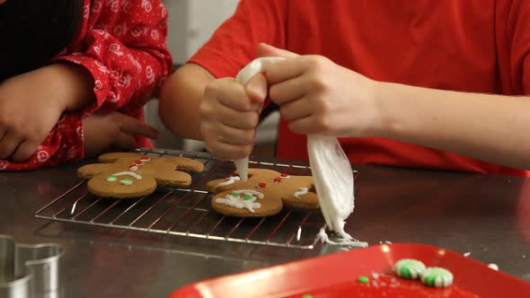 Decorating gingerbread men for Christmas alt