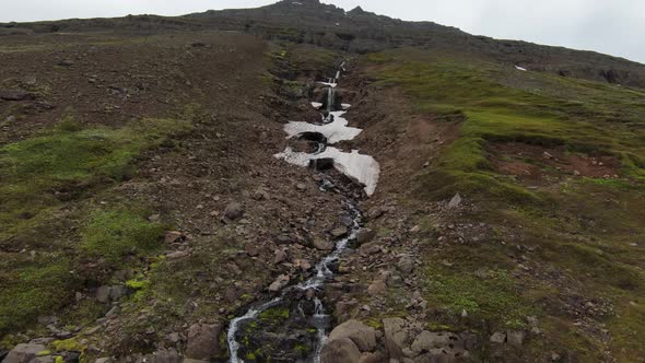 FPV 4K Aerial up the Iceland Mountain