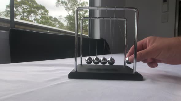 Newtons Cradle Steel Balls Pendulum Slo-Mo