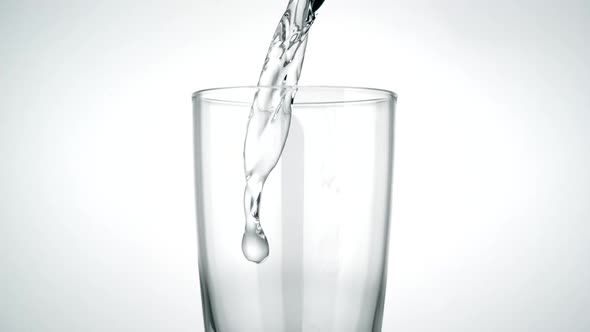 Pouring water into glass, Slow Motion alt