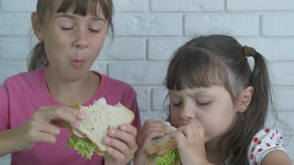 Happy kids with sandwiches.  alt