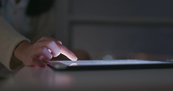 Using digital tablet computer at night