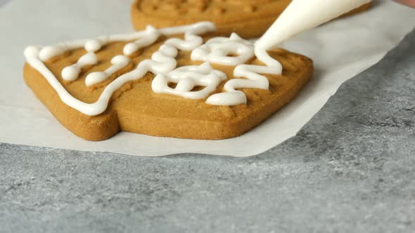 Decorating Holiday Gingerbread Cookie