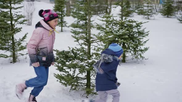 Children Play Catch Up in Winter alt