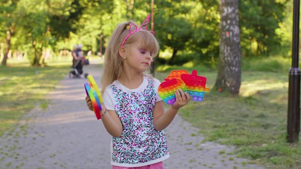 Children Girl Kid Holding Squeezing Antistress Touch Screen Push Pop It Popular Toy in Public Park