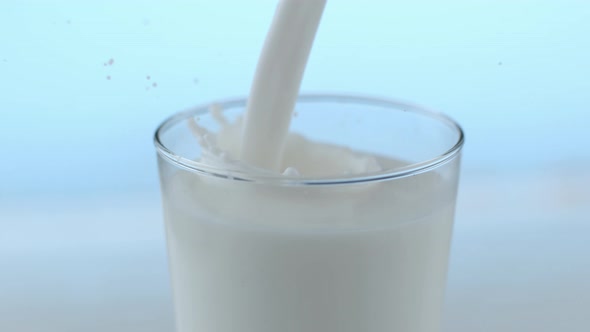 Milk pouring and splashing in slow motion; shot on Phantom Flex 4K at 1000 fps alt