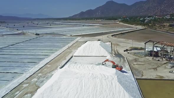 Mechanism Picks Up Collected Salt Against Mountains