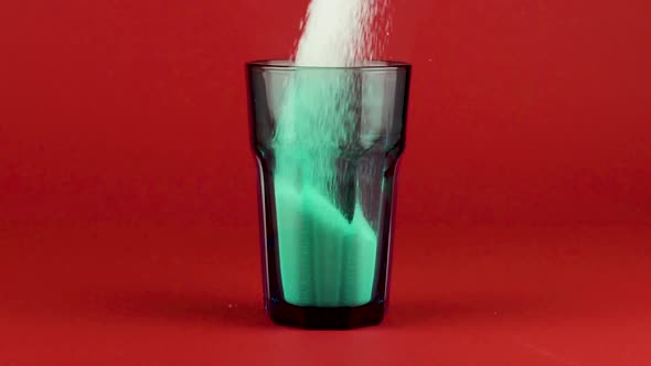 Pour Sugar Green Collins Glass Thick Bottom Red Bright Background Slow Motion