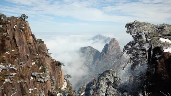 Time lapse fog surrounding the Yellow Mountains (Huangshan) in China