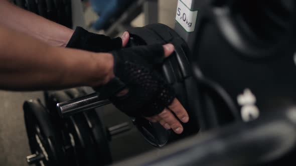 Closeup Macro Close Up of Handsome Bodybuilder Guy Prepare to Do Exercises with Barbell in a Gym