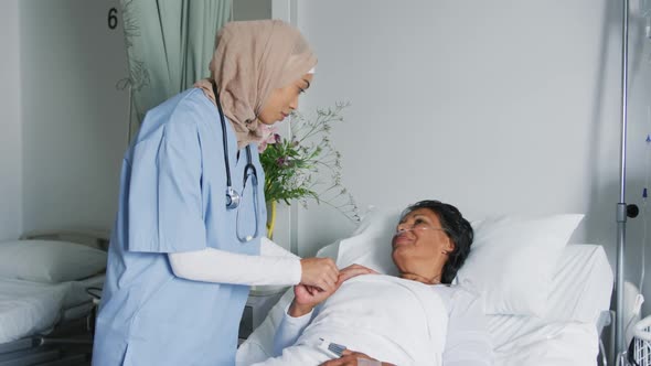 Female doctor comforting patient lying on hospital bed 4k