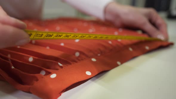 Pleated Skirt During Measurement in Dry-cleaning