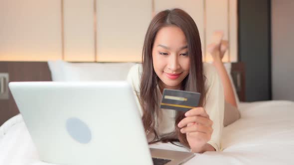 Woman use credit card for online shopping