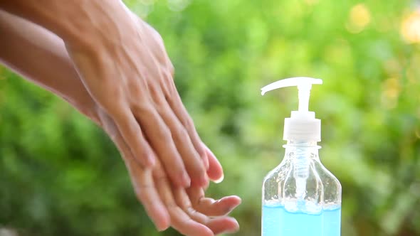 Wash the hand by sanitizer gel 