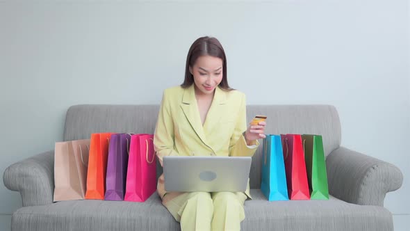 Woman use credit card for online shopping