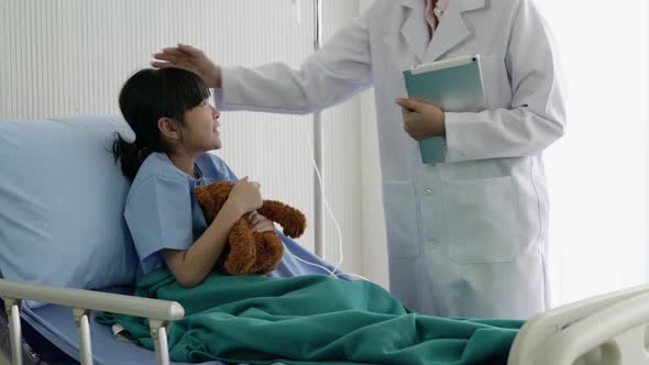 Doctor pediatrician with girl patient