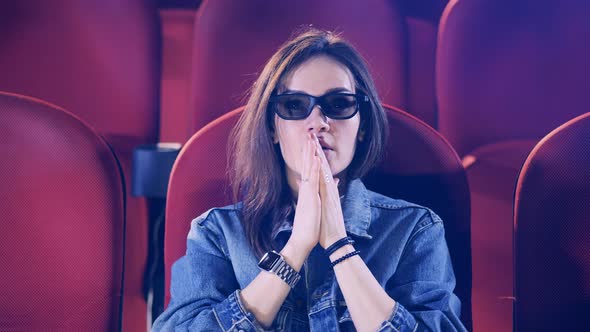 Woman in 3D Glasses Got Scared at the Cinema