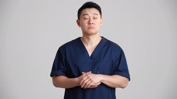 Concentrated Asian doctor agree with something