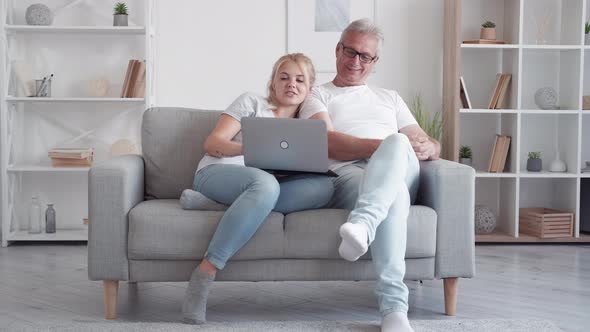 Family Home Leisure Relaxed Father Daughter Laptop