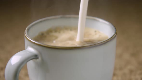 150fps SLOW MOTION a delicious steaming cappuccino being made