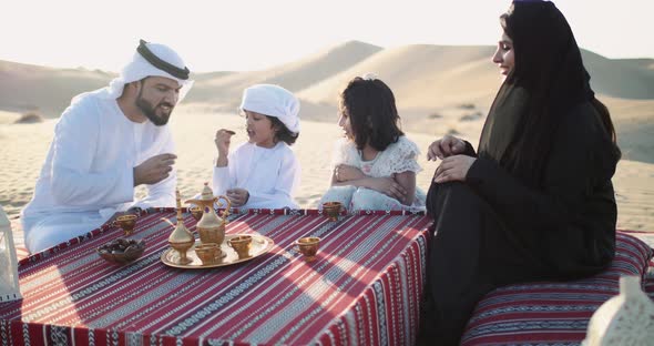 Family from the emirates in the desert