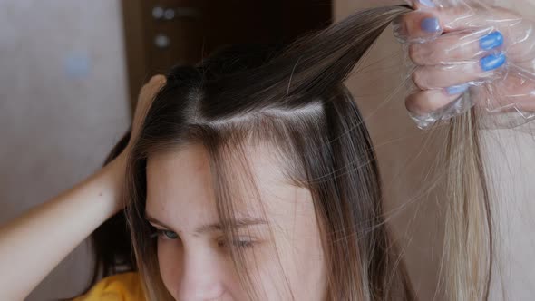 Mom Dyes Her Daughter's Hair at Home