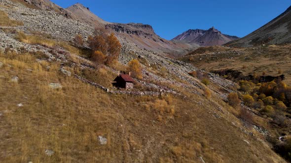 Small house located in mountains