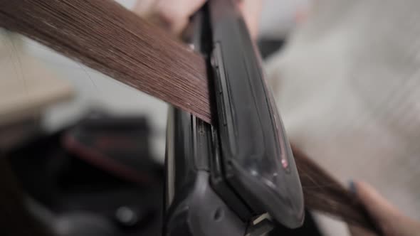 The Process of Straightening Hair in the Salon with the Help of a Steampod