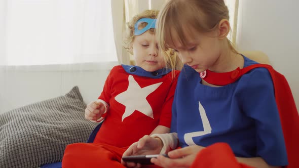 Siblings Play Phone Games Together