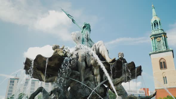 Steadicam Shot: The Neptune Fountain Is in the Center of Berlin