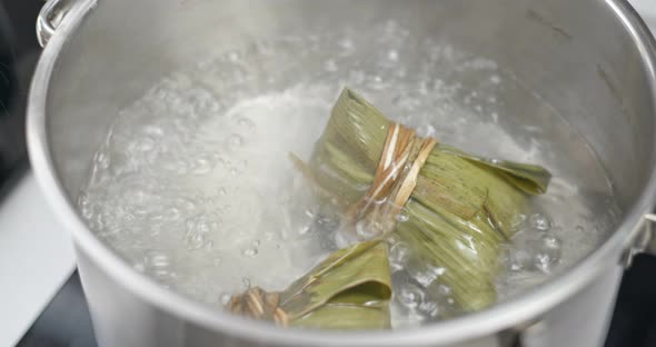 Cook with Sticky rice dumpling in the kitchen