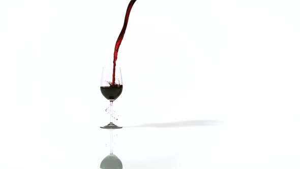 Pouring red wine into glass, Slow Motion alt