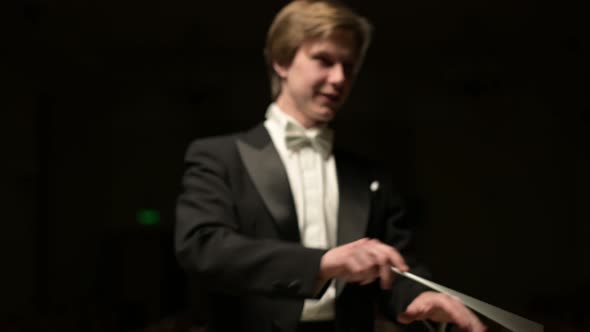 young conductor who begins to lead the orchestra