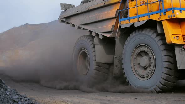 Huge Heavy Dump Truck Move