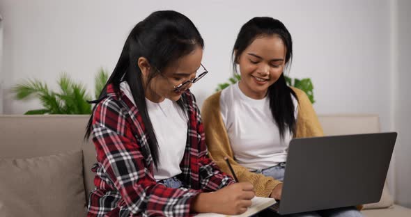 Twin girls learning online