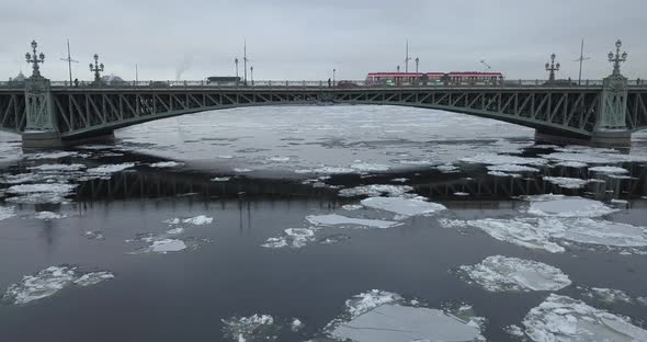 Ice Passing through a Bridge Span