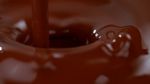 Pouring Meldet Chocolate