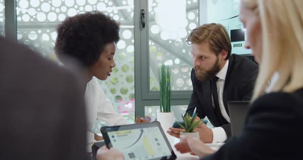 Boss Talking with His Stylish High-Skilled Female Black-Skinned Subordinate During Meeting