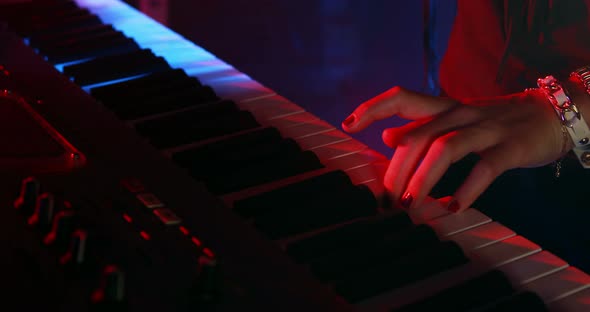 Woman playing electronic keyboard 4k