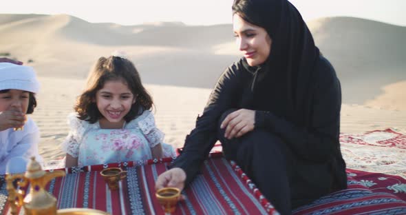 Family from the emirates in the desert