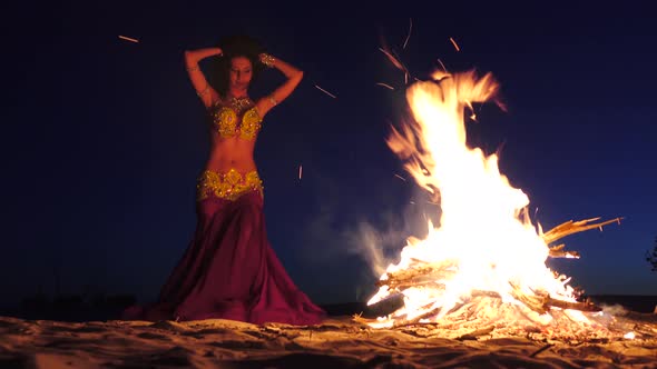 Dancer Squirms in Belly Dancing, She Looks Sexy Around the Fire