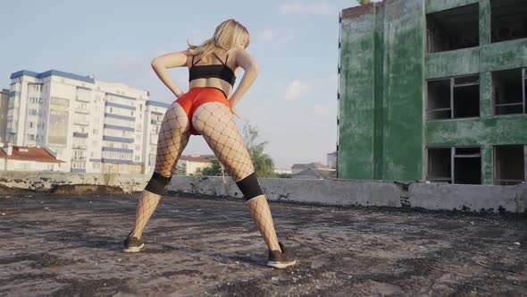 Girl Dances Twerk on the Roof of an Abandoned Building