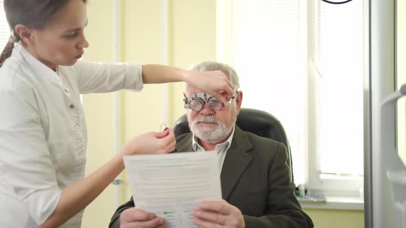 Ophthalmologist Makes Selection of Lenses Diagnoses a Elderly Man's Vision