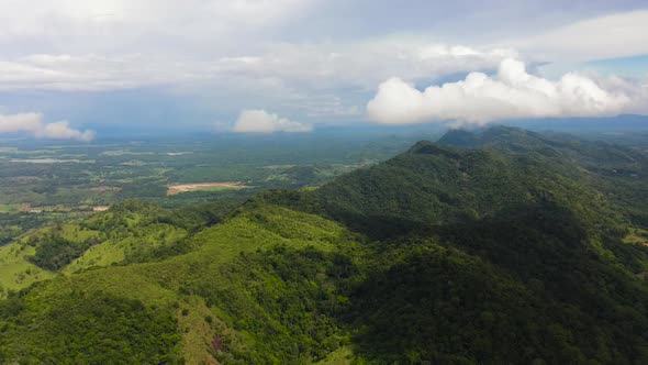 Mountains and Green Hills in Sri Lanka alt