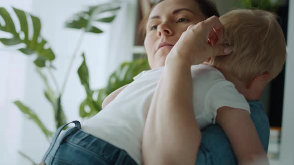 Video of mother embracing her anxious toddler