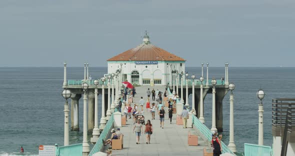 The Manhattan Beach Pier alt