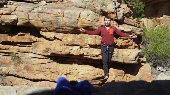 Highline athlete walking on slackline 4k