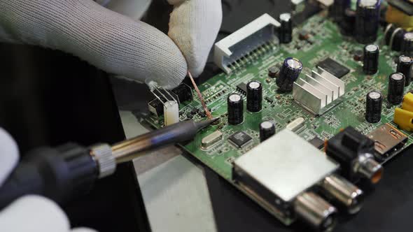 BGA Chip Soldering on the Soldering Station. Removal of Temperature From the Chip Thermocouple