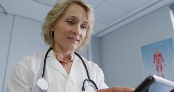 Physiotherapist at work in a hospital alt